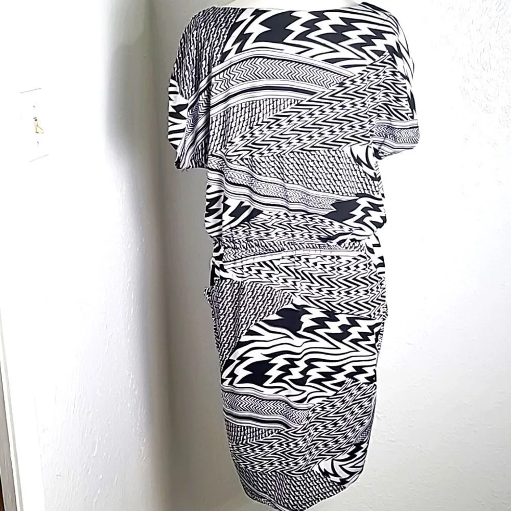 Dots Black & White Aysemetrical Print Dress with Pockets in Front, Size Medium